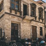 Alacati begonvilli sokak ve tas evler