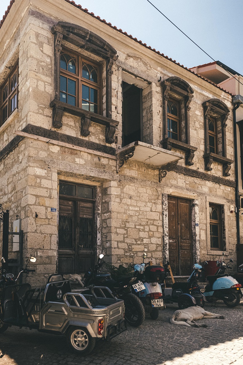 Alacati begonvilli sokak ve tas evler