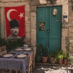 Alaçatı taş evleri ve renkli sokakları