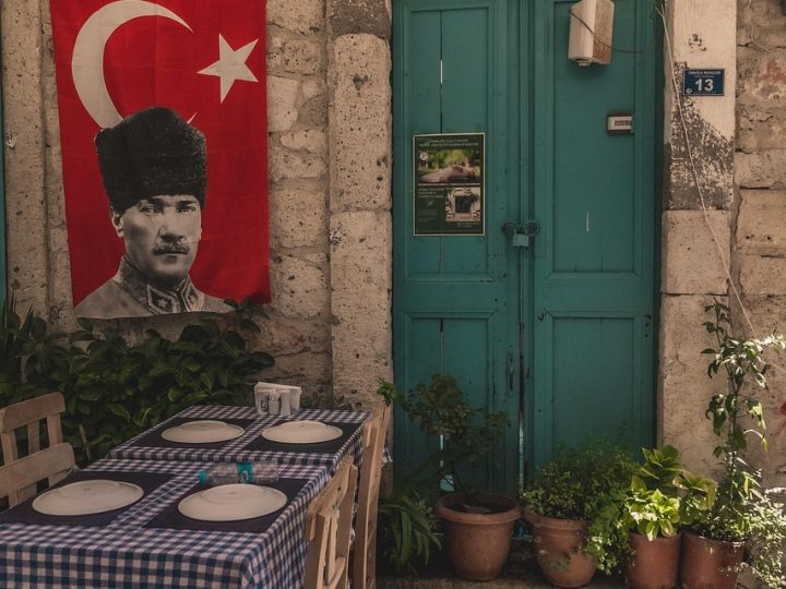 Alaçatı Tatil Rehberi: Görülecek Yerler, Yemekler ve Konaklama Önerileri