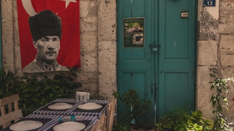 Alaçatı Tatil Rehberi: Görülecek Yerler, Yemekler ve Konaklama Önerileri