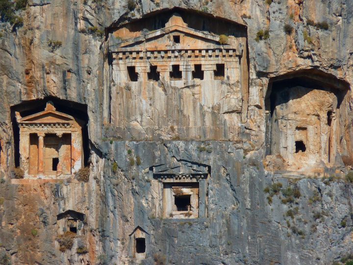 Ayazini Antik Kenti: Kayalara Oyulmuş Bizans Kiliseleri ve Frig İzleri