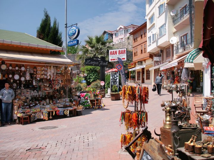 Amasra Çekiciler Çarşısı: Ahşap Oymacılığın Kokusunu Taşıyan Sokaklar
