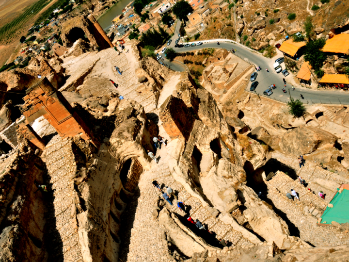 Hasankeyf Kalesi: Dicle’ye Tepeden Bakan Bin Yıllık Kaya Kalesi