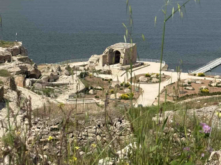 Hasankeyf Küçük Saray: Sultanların Şehre Hükmettiği Yamaçtaki Eyvan