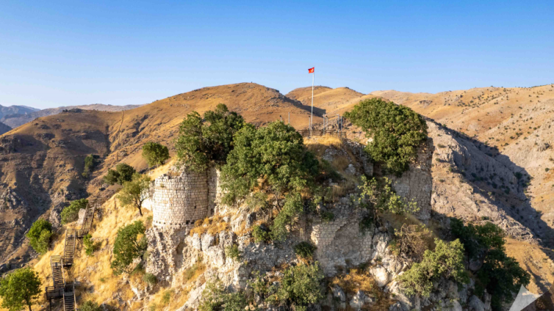 Kozluk Kalesi (Hezo Kalesi): İpek Yolu’na Hükmeden Kayalık Sığınak