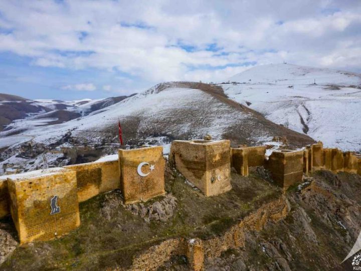 Bayburt Kalesi: Çoruh Vadisi’ne Hâkim Tarihî Sur