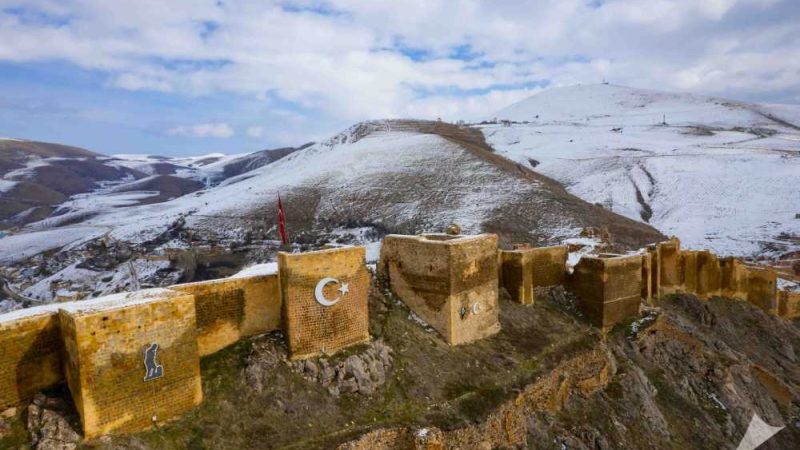 Bayburt Kalesi: Çoruh Vadisi’ne Hâkim Tarihî Sur