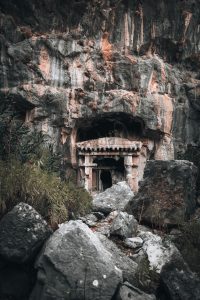 Bingöl Oğuldere Köyü kaya mezarı