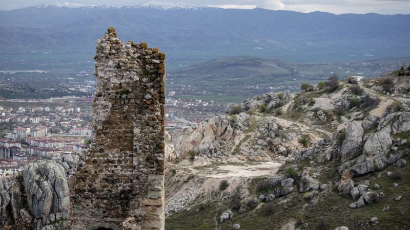 Bingöl Sebeterias Kalesi: tepedeki tarihî savunma yapısı