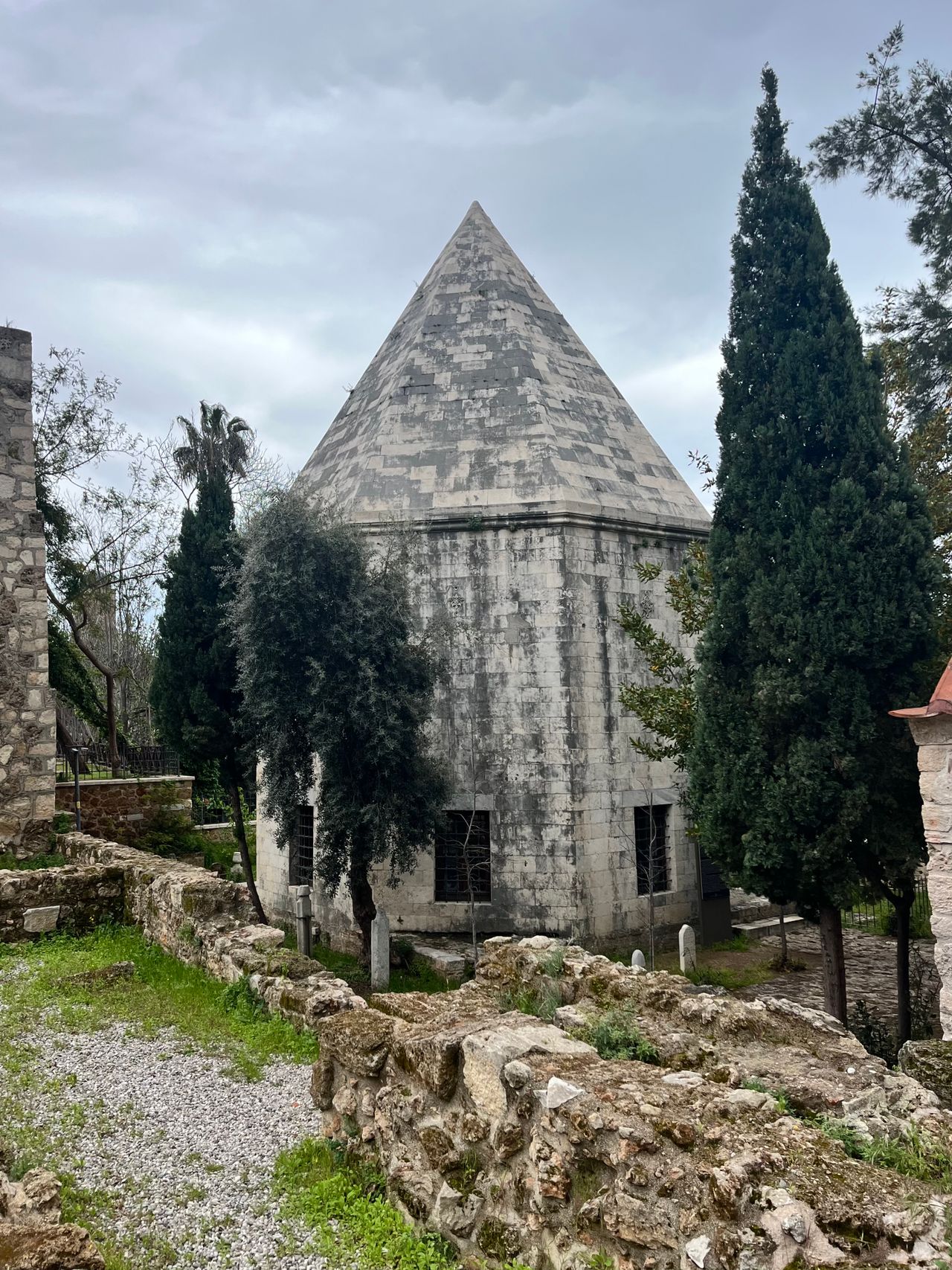 Ahlat Emir Bayındır Kümbeti taş türbe