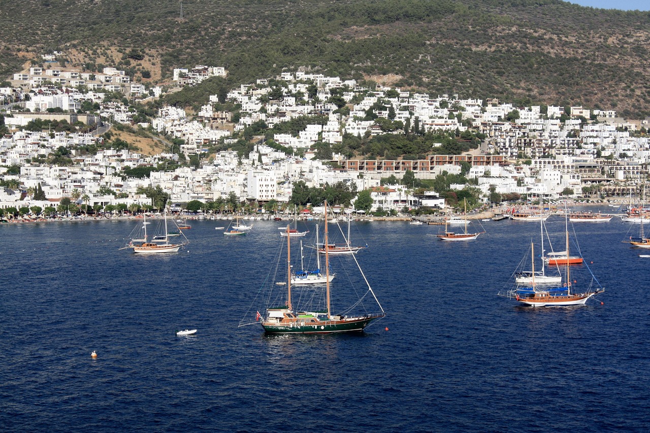 Bodrum koyu ve yelkenli tekneler