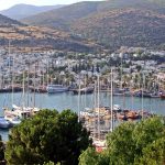 Bodrum marinasi, tekneler ve beyaz evler