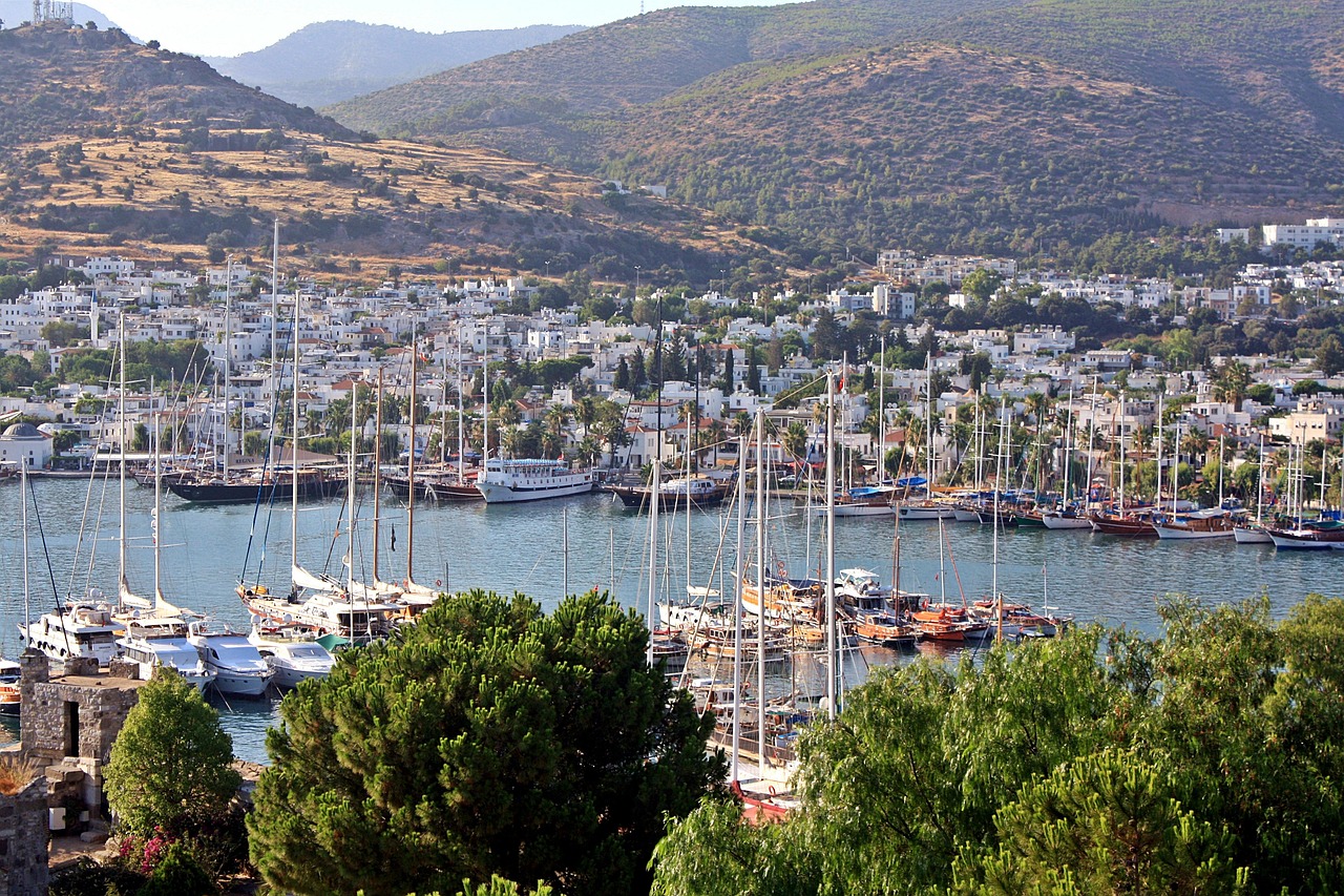 Bodrum marinasi, tekneler ve beyaz evler