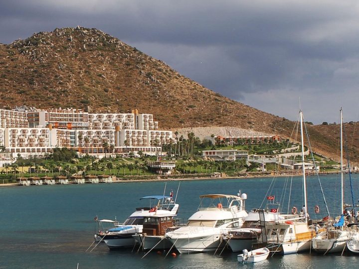 Bodrum Gezi Rehberi: Mavi Koylar, Beyaz Evler ve Antik Miras