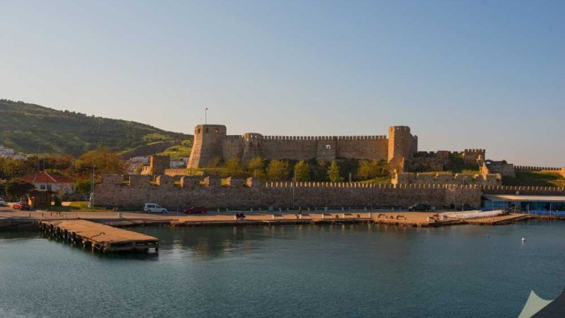 Bozcaada Kalesi: Adanın Limanına Hâkim Sur