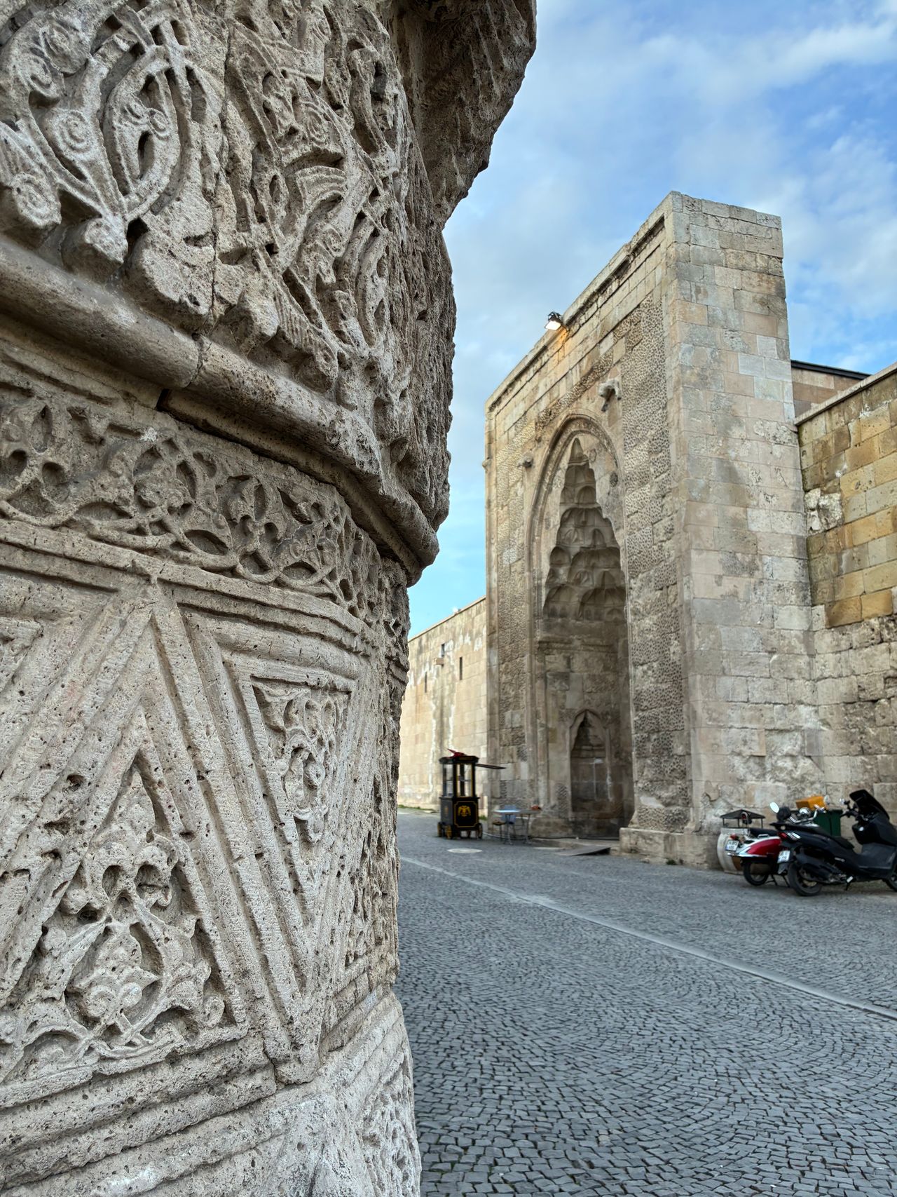 İncir Han: anıtsal portalli Selçuklu hanı