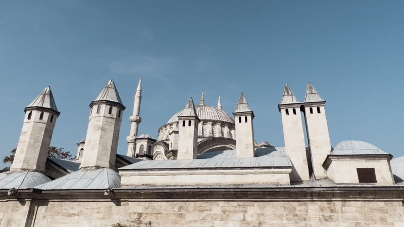 Emir Sultan Cami: Manevi Atmosferiyle Bir Ziyaret Merkezi