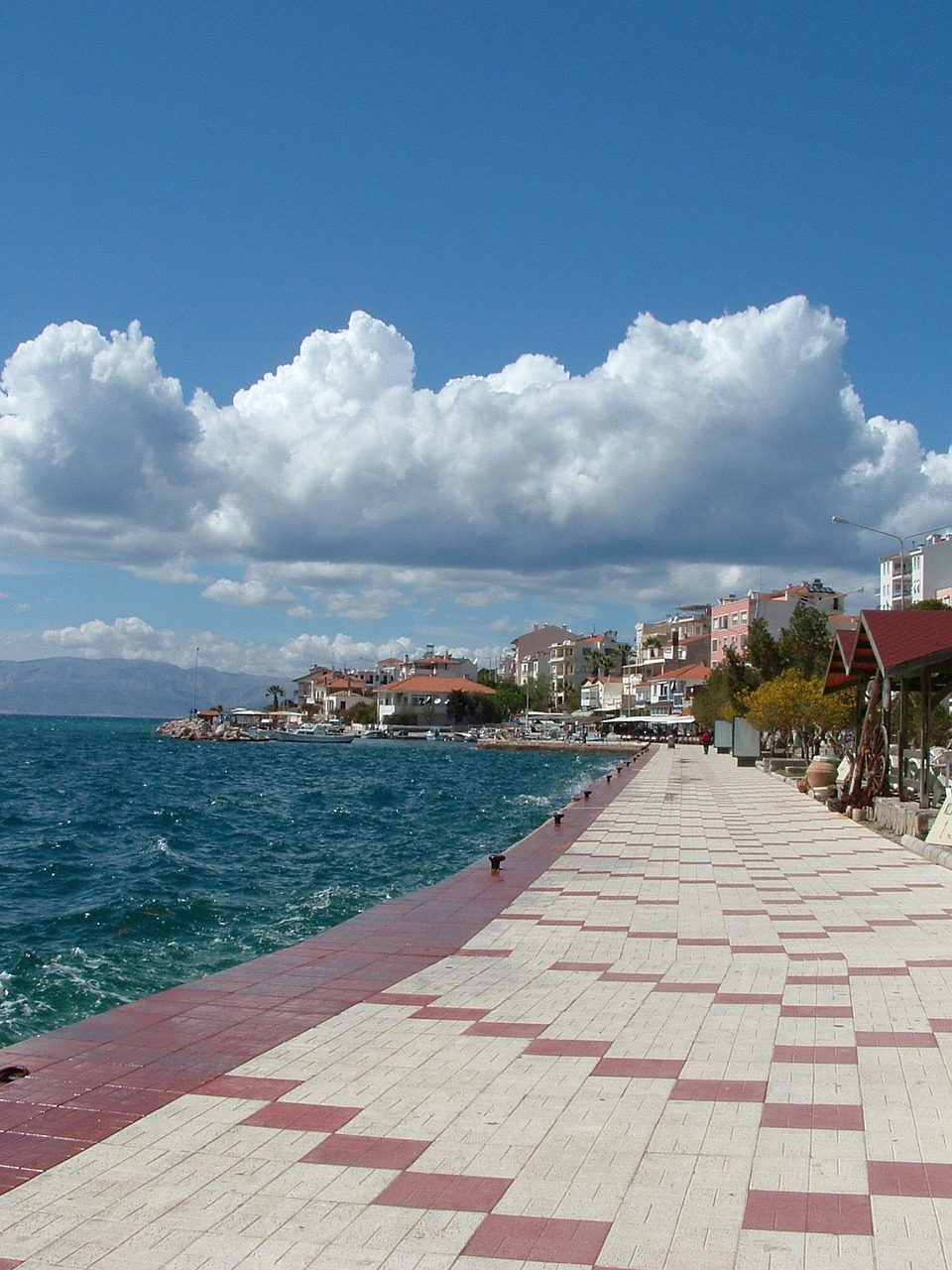 Cesme Ege Denizi kiyisi ve berrak deniz