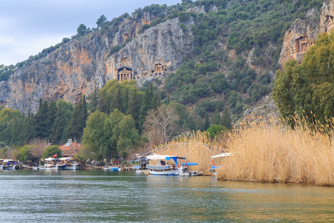 Dalyan nehri ve sazlik delta manzarasi