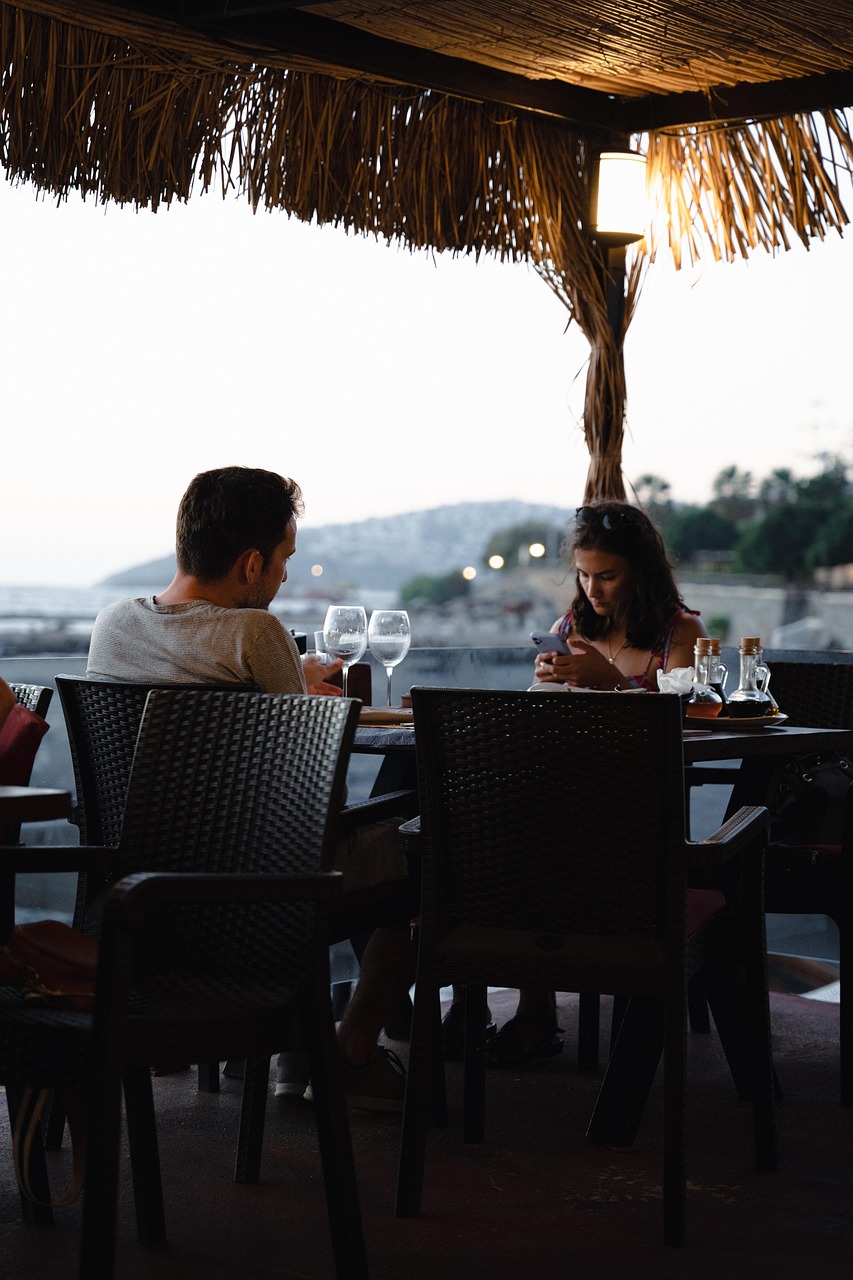 Deniz manzarali romantik yemek