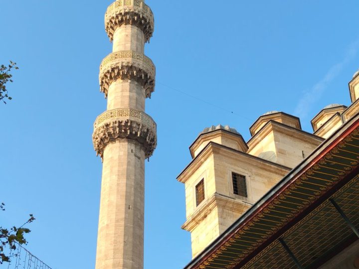 Hırka Camii: Merkez İlçesinin Tarihî Camisi