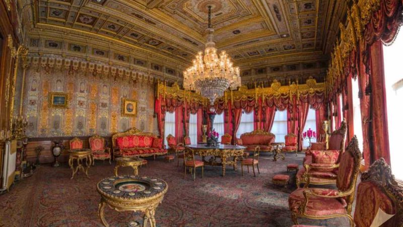 Dolmabahçe Sarayı: Boğaz Kıyısında Batılı Bir İhtişam