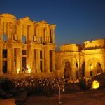 Efes antik yol ve sütunlar