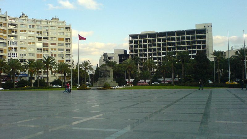 İzmir eğlence: Cumhuriyet ve Gündoğdu Meydanı