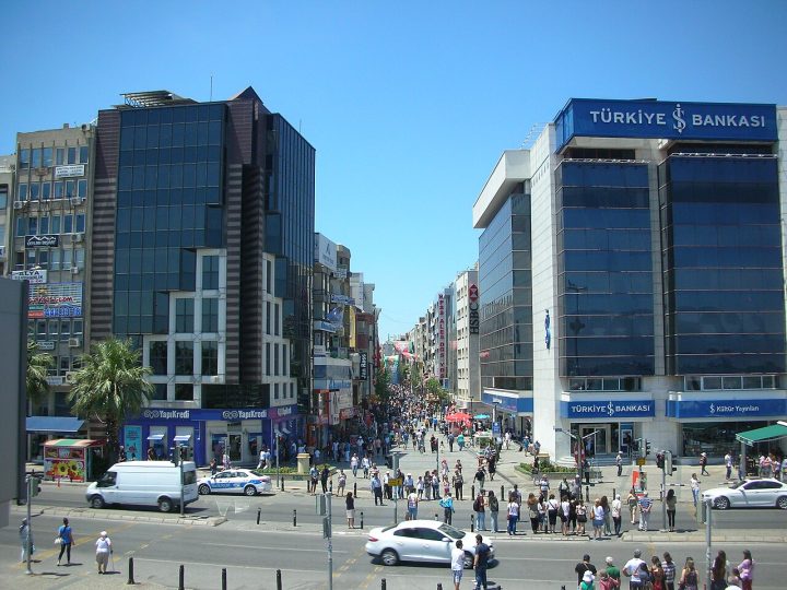 İzmir AVM’leri: Karşıyaka Alışveriş Bölgesi