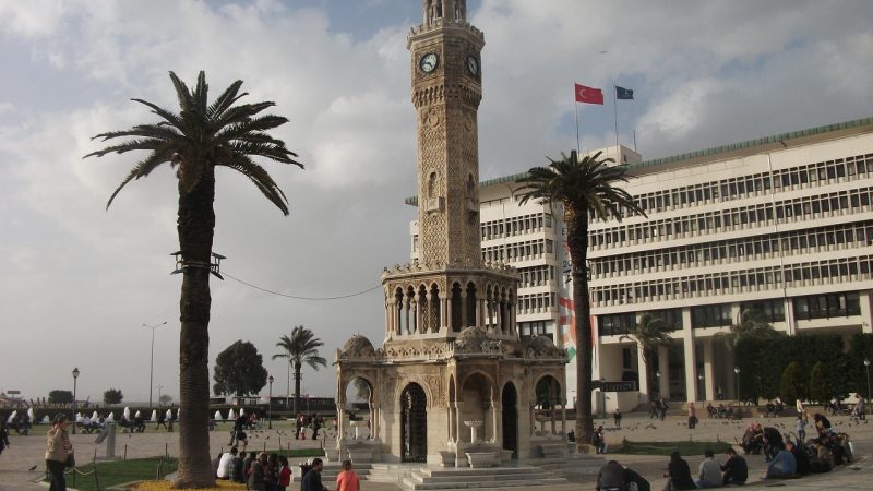 Karşıyaka Çarşı: Körfezin Karşı Yakasının Renkli Alışveriş Merkezi