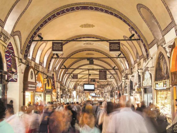 Kapalıçarşı: Asırlık Kemerlerin Altında Bir Ticaret Şehri