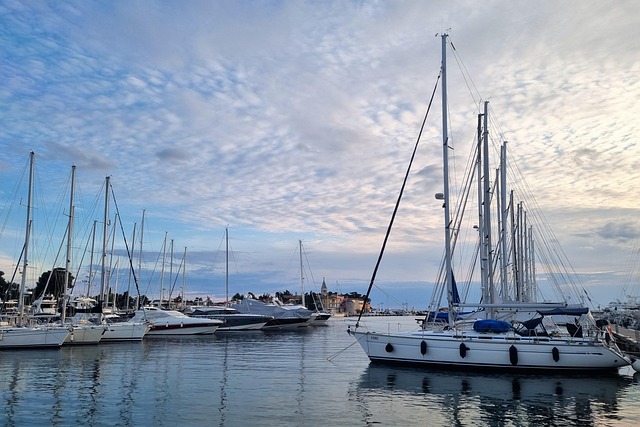 Karaburun limanı ve tekneler