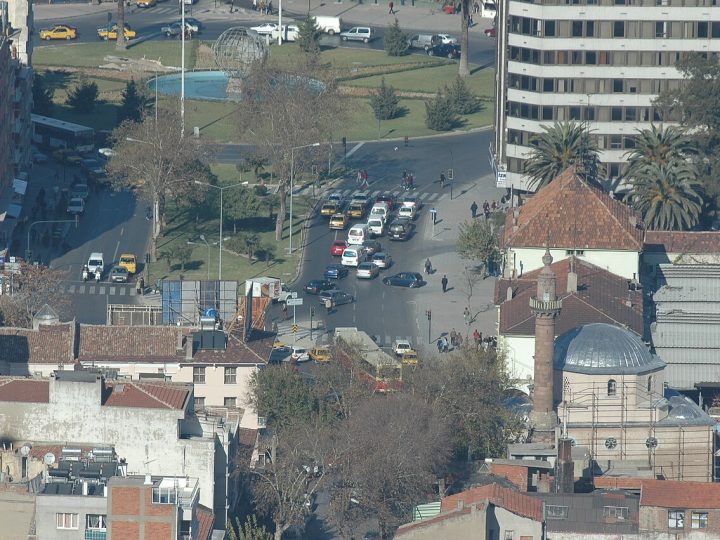 İzmir eğlence: Kemeraltı ve Tarihî Çarşı Sokakları