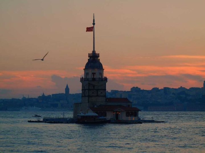 Kız Kulesi: Boğaz’ın Ortasında Efsanelerle Örülü Kule