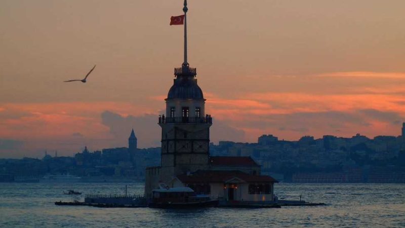 Kız Kulesi: Boğaz’ın Ortasında Efsanelerle Örülü Kule