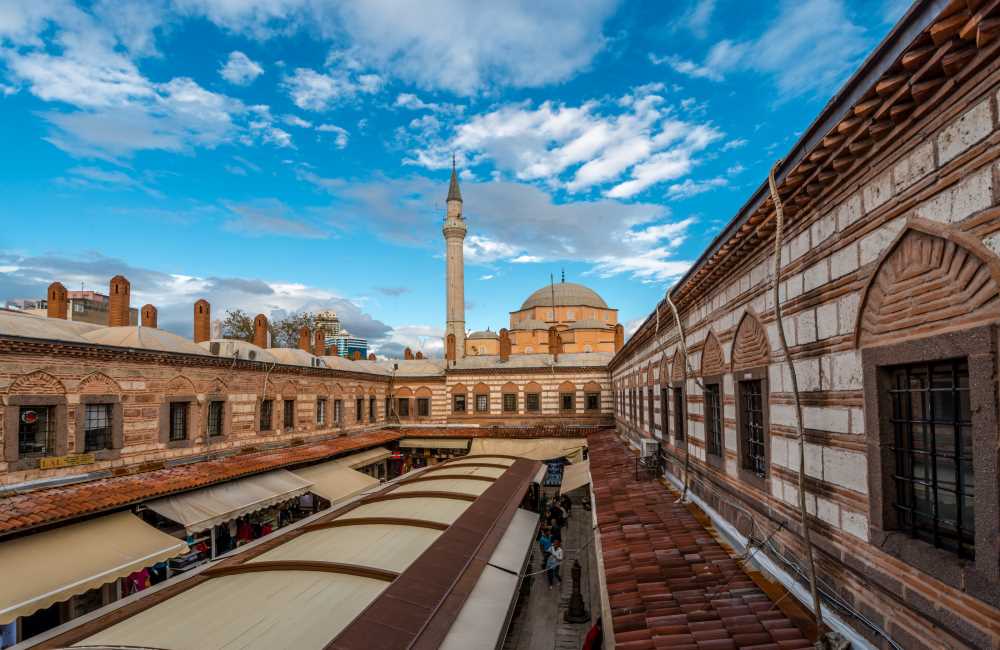 Kızlarağası Hanı: Kemeraltı'nın Görkemli Çarşısı