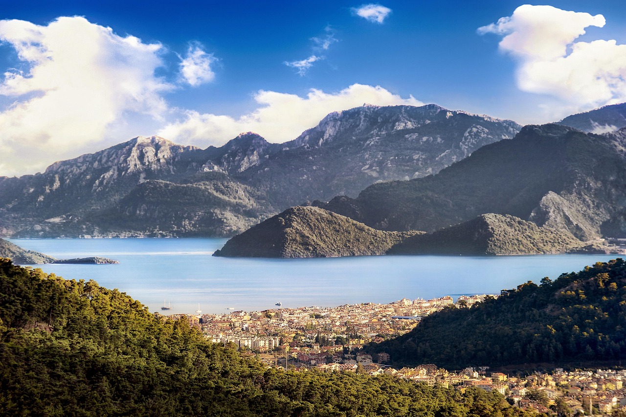 Marmaris cam ormanlari ve deniz manzarasi