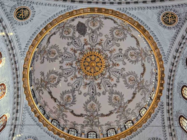 Nusretiye Camii: Tophane Kıyısındaki Süslemeli Cami