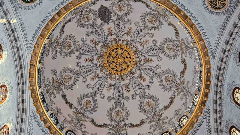Nusretiye Camii: Tophane Kıyısındaki Süslemeli Cami