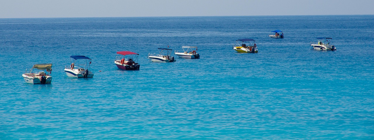 Oludeniz koyunda tekneler ve berrak deniz