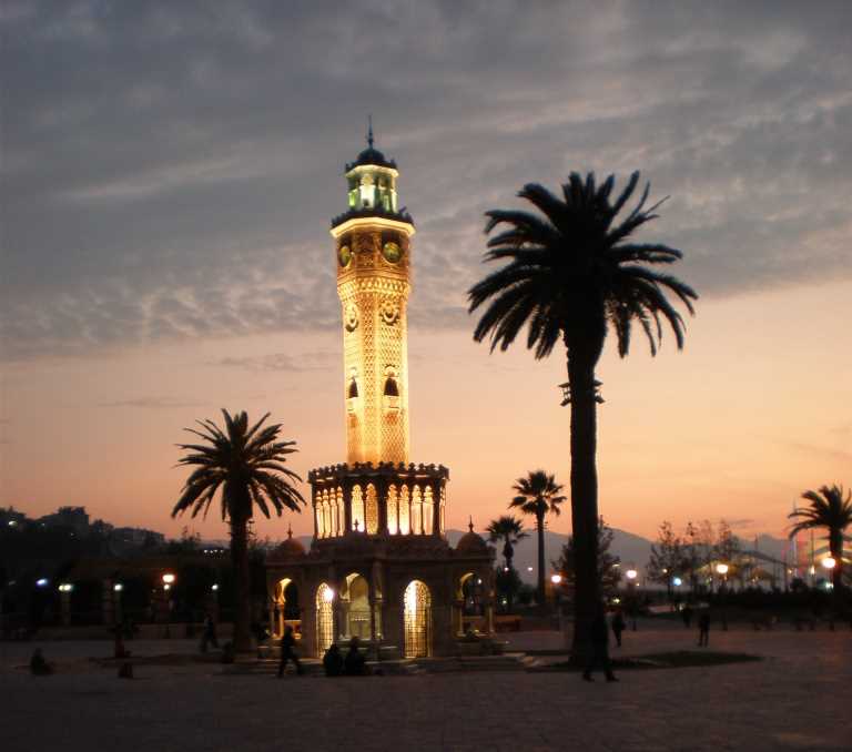 İzmir Saat Kulesi: Konak Meydanı'nın Simgesi