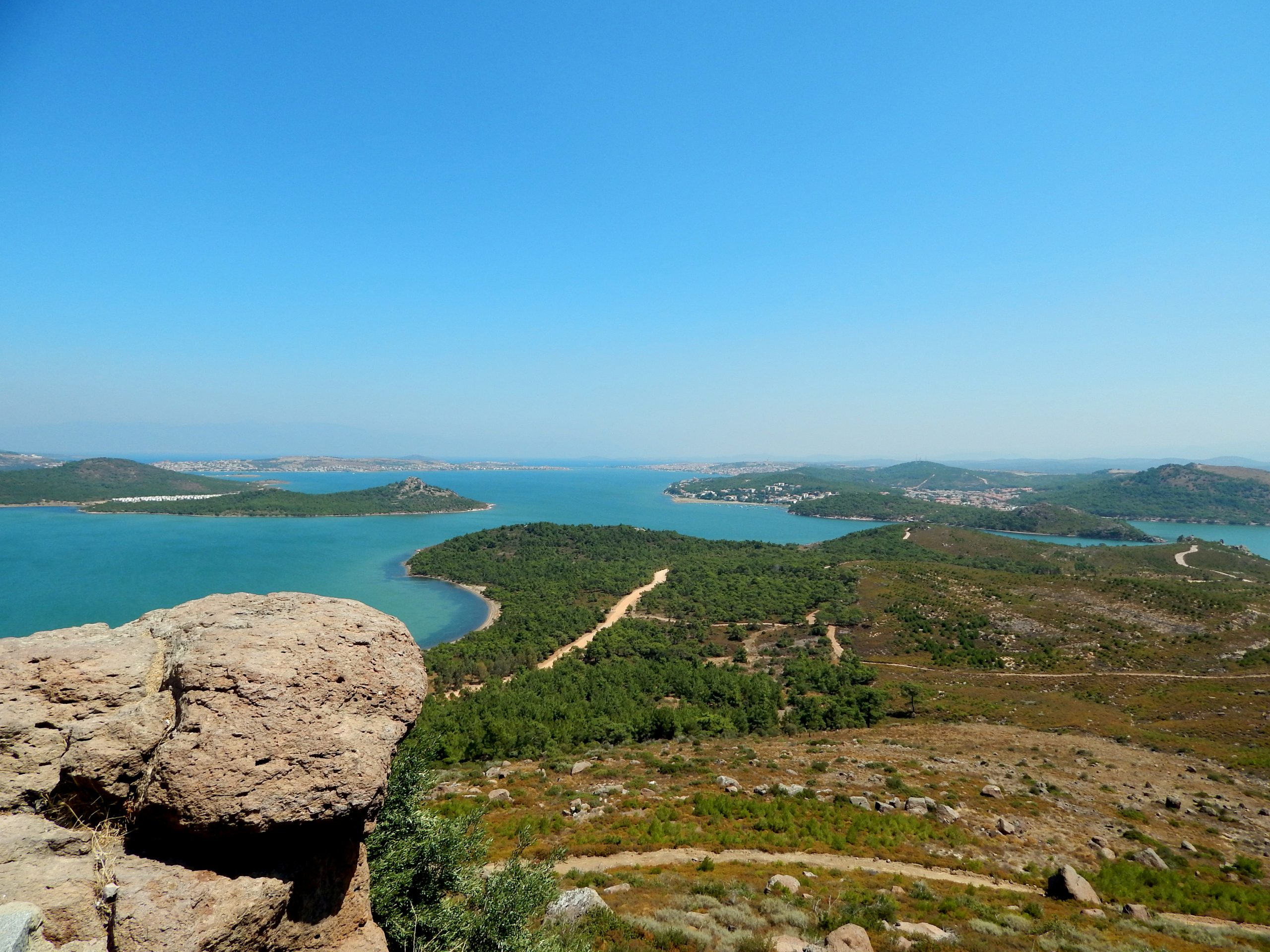 Ayvalık Şeytan Sofrası’ndan adalar manzarası
