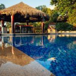 Luks resort otel havuzu ve hasir semsiye