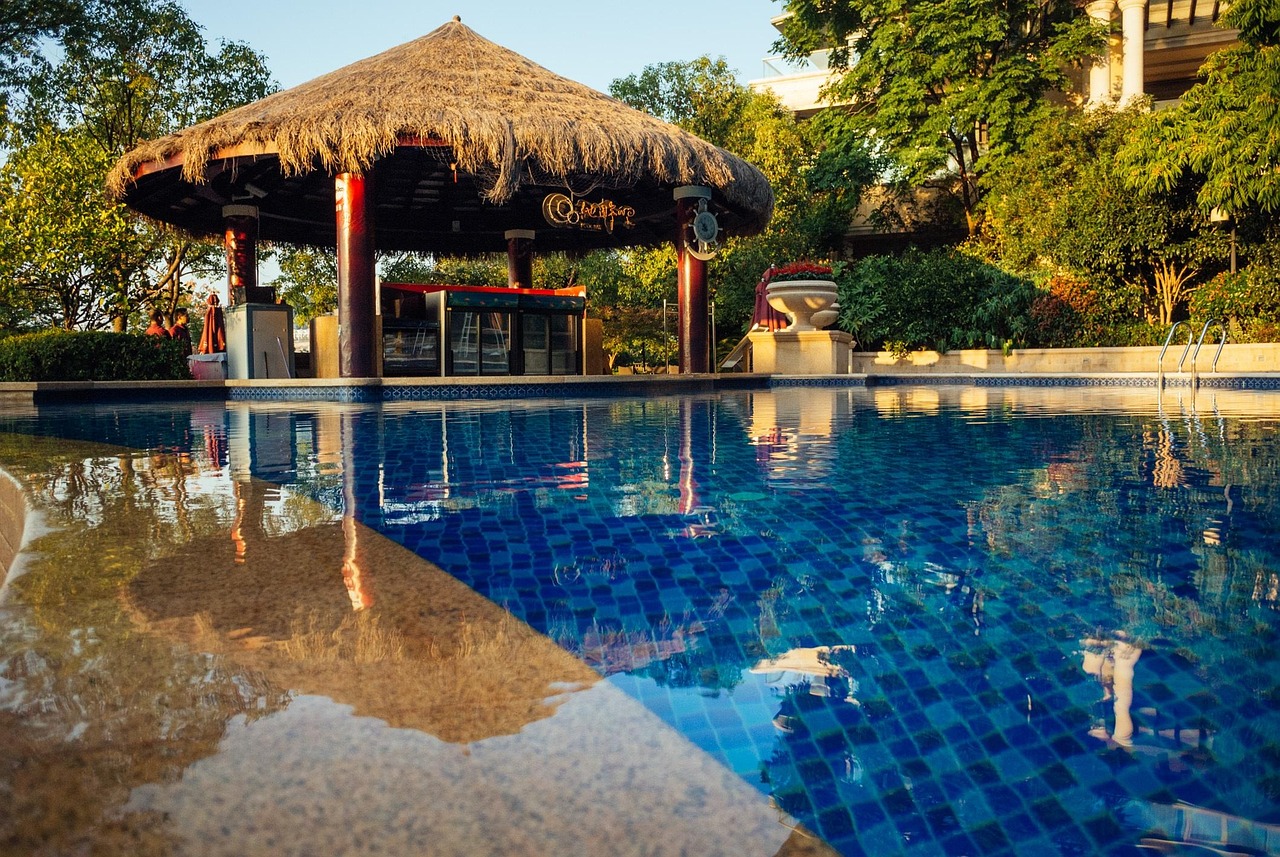 Luks resort otel havuzu ve hasir semsiye