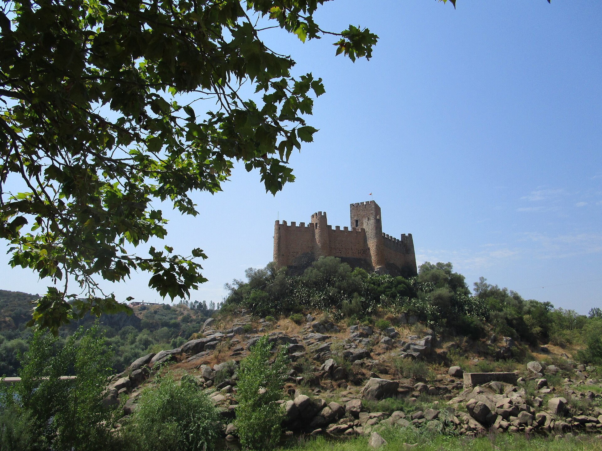 Almourol Kalesi iskeleden görünüm