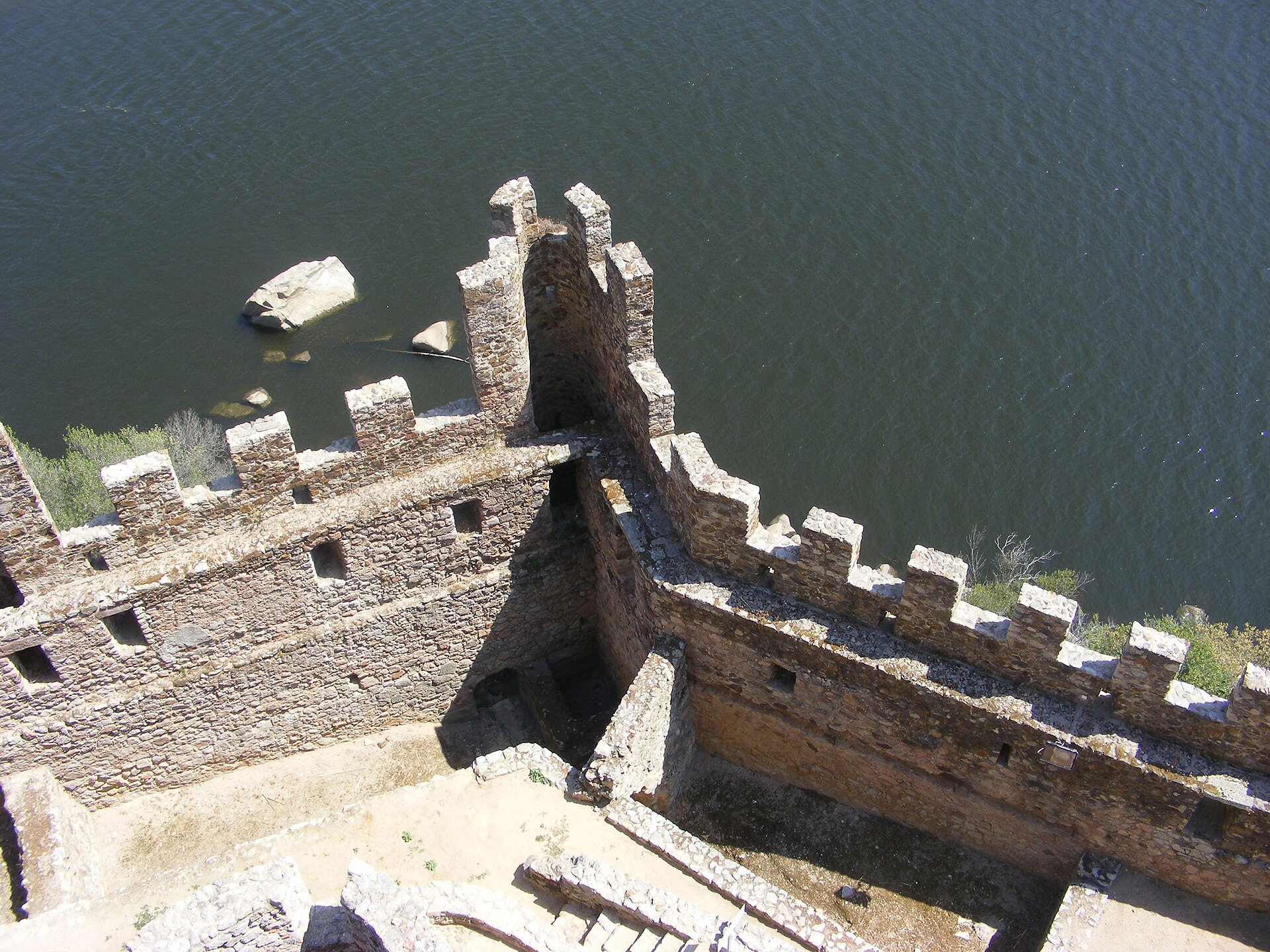 Almourol Kalesi surları
