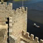 Almourol Kalesi önünden geçen tekne