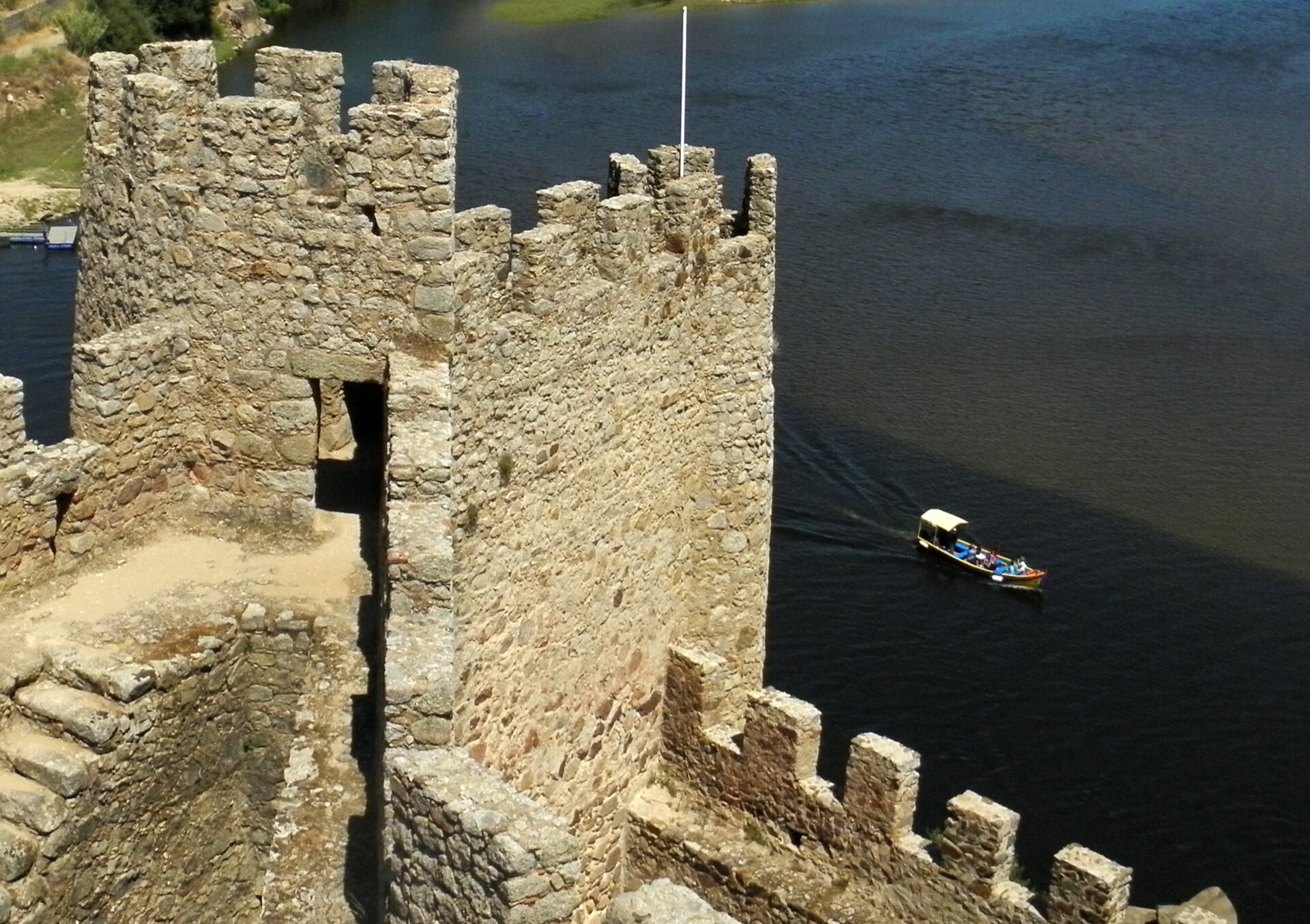 Almourol Kalesi önünden geçen tekne