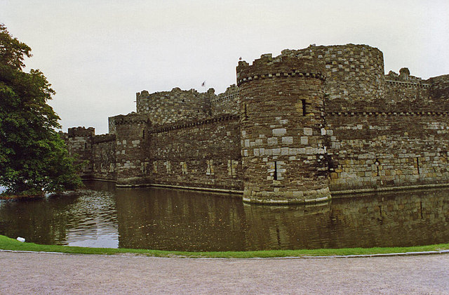 Beaumaris Kalesi ve su hendeği